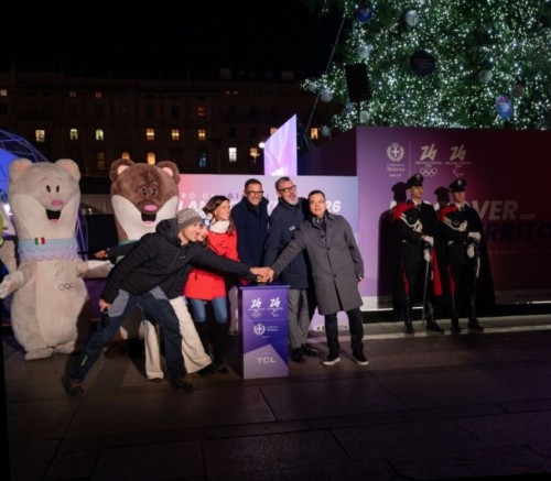 Albero olimpico acceso in piazza Duomo: Milano ina...